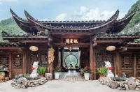 Xingyi Qiangu Jiuye Bed and Breakfast (Fenglin Buyi Scenic Area Branch) Hotels near Xinpingtian Railway Station