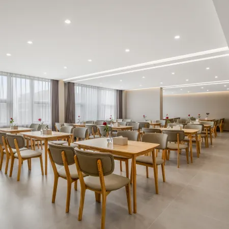 Qiyue Hotel (Zhongzhou International Mall)