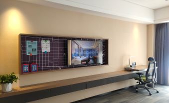 Ldyllic Holiday Inn Hotel