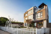 Floral Hotel ·  Zhangjiagang Qixi Homestay Отели рядом с достопримечательностью «Экологический сад озера Сэньян»