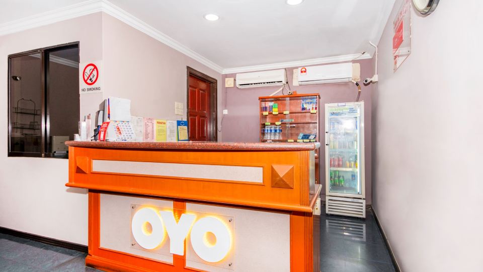 SUPER OYO 472 Comfort Hotel 1