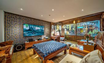 Lijiang pure sunshine · panoramic view of the ancient city and snow mountain