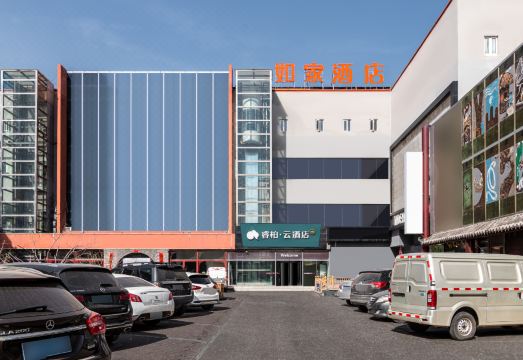호텔 입구 및 주변 환경