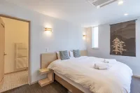 Owl House Niseko Hotels near Hangetsukohan Nature Park