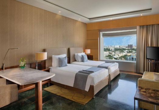 하얏트 리젠시 첸나이의 웅장한 로비 및 시설