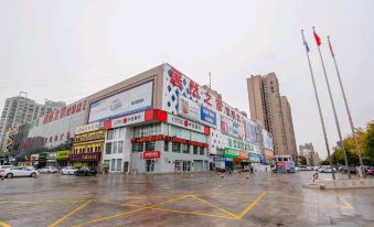 Strawberry E-sports Hotel (Xinxiang East Station Parker Residence Shop)