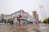 Strawberry E-sports Hotel (Xinxiang East Station Parker Residence Shop)
