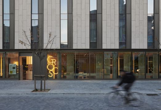 옥시덴탈 바르셀로나 1929의 조식 뷔페 또는 옥상 수영장 전경