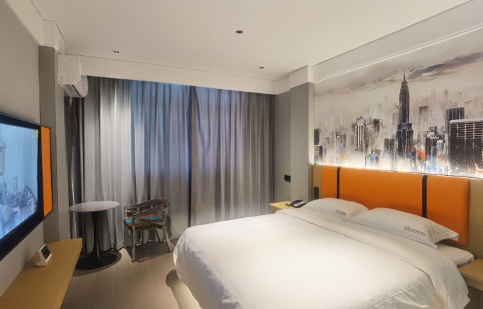 Yiju Future Intelligent Hotel (Biyang People's Hospital Shop)