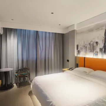 Yiju Future Intelligent Hotel (Biyang People's Hospital Shop)