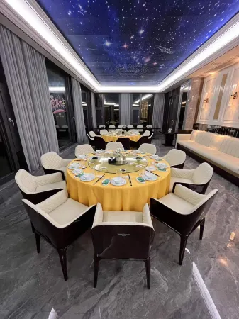 White Dolphins Villa Отели рядом с достопримечательностью «Qing'aowan Astronomy Square»