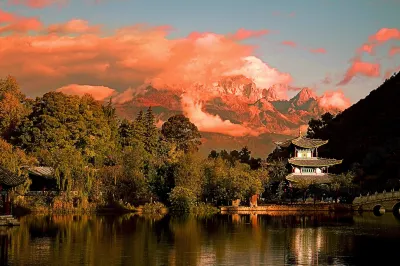 Lijiang Time · Linxi Senxi Snow Mountain Scenic Holiday Hotel 헤이룽탄/흑룡담 호텔
