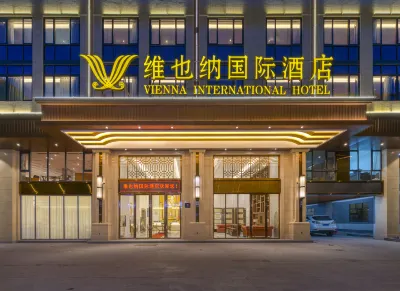 Vienna International Hotel (Zhaoqing Jinli New Times Plaza) Отели рядом с достопримечательностью «Площадь Нового Таймса Кингли»