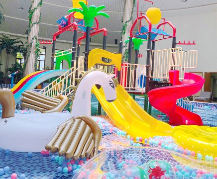 홀리데이 인 다롄 핫 스프링의 온천 풀