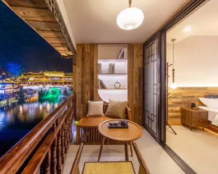 Qingshanjian Riverside Stilt House Inn (Phoenix Ancient Town - Hongqiao North Gate Pier Branch Hotels in Fenghuang County