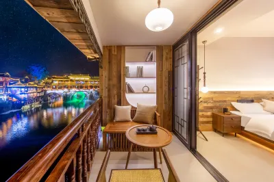 Qingshanjian Riverside Stilt House Inn (Phoenix Ancient Town - Hongqiao North Gate Pier Branch