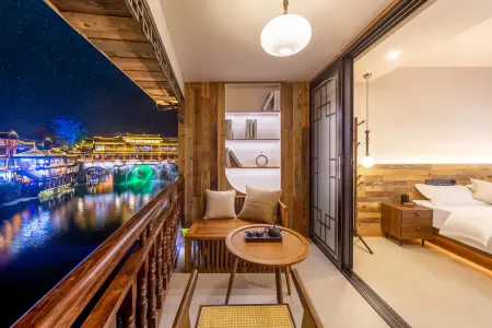 Qingshanjian Riverside Stilt House Inn (Phoenix Ancient Town - Hongqiao North Gate Pier Branch Отели рядом с достопримечательностью «Xiong Xiling Former Residence»