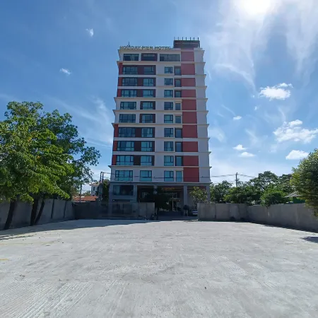 Holiday Pier Hotel
