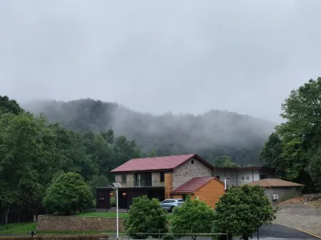Jiangdong Chinese Inn (Changshui Scenic Area) Отели рядом с достопримечательностью «Shenwu Mountain»