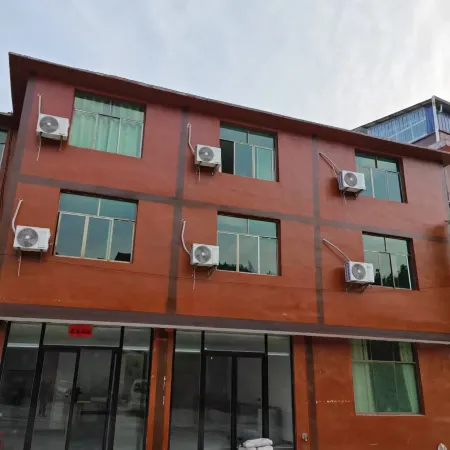 Qianxun Yunsu Homestay (Qianhu Miao Village West Gate Tourist Service Center)