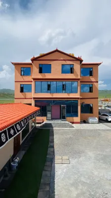 尕秀格桑民宿 碌曲縣尕秀村生態旅遊第一藏寨附近的飯店