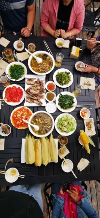 Narati Pavilion Inn Отели рядом с достопримечательностью «Nalati Raspberry Town»