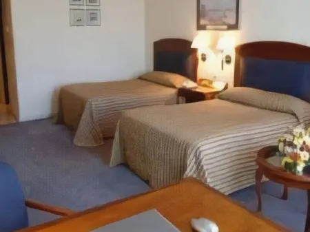 Ramada by Wyndham Colombo Отели рядом с достопримечательностью «Университет Коломбо»