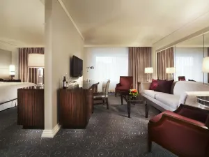 Vogue Hotel Montreal Downtown, Curio Collection by Hilton