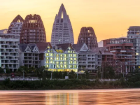 Chufan River View Hotel (Xishuangbanna Jinghong Gaozhuang Xishuangjing Star Night Market) Hotels near Xishuangbanna Folk Custom Garden