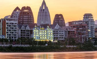 Chufan River View Hotel (Xishuangbanna Jinghong Gaozhuang Xishuangjing Star Night Market)