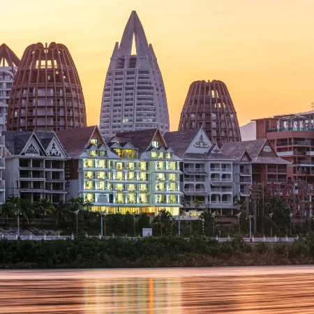 Chufan River View Hotel (Xishuangbanna Jinghong Gaozhuang Xishuangjing Star Night Market)