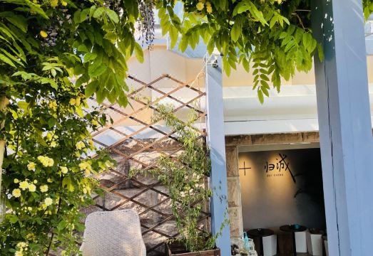 Let's Homestay의 모던한 로비 인테리어