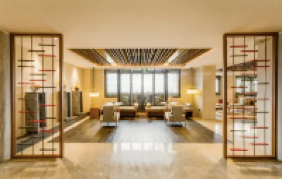 Fuxian Lake Grand View Resort (Guanglong small town)