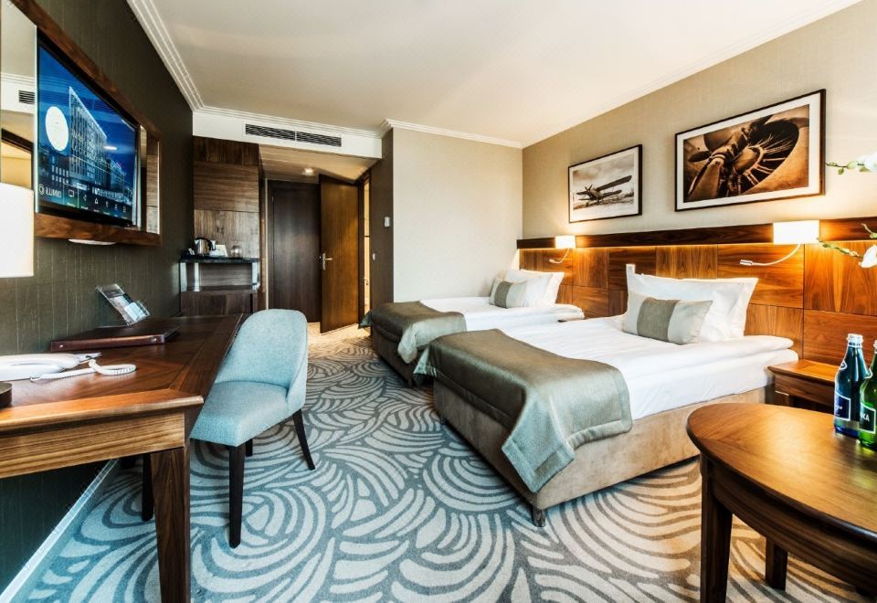 [에어포트 호텔 오케시의 현대적인 바 및 라운지]