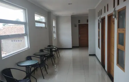 Karins Guesthouse Syariah RedPartner Отели рядом с достопримечательностью «Museum Nike Ardilla»