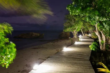 Funky Fish Beach & Surf Resort Отели в г. Мана Айленд