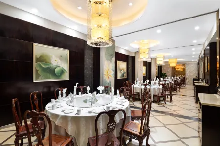 Sanding Huayue Hotel Отели рядом с достопримечательностью «Qingyihe Thousand Acres Garden»