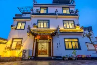 晩楓村舎民宿（高速鉄道北駅西渓南景区） 徽州文化園·華商山荘-プール周辺のホテル