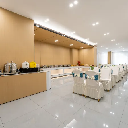 GreenTree lnn (Yulin Golden City Center Pedestrian Street Store)