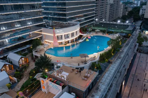 Firstchoice Sky Garden Hostel - Rooftop Pools