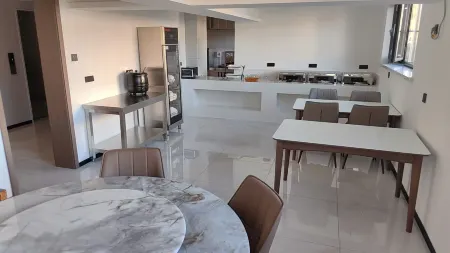 Zhenyue Hotel (Arxan Railway Station Hot Spring Scenic Area) Отели рядом со станцией Aershan Railway Station