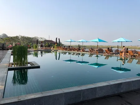 Aureum Palace Hotel and Resort Inle Отели рядом с достопримечательностью «Shwe Yan Pyay Monastery»