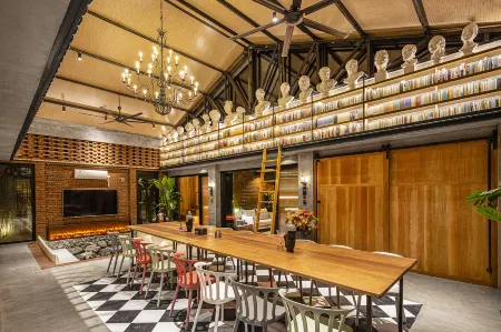 Rareyard Baihujian B&B Отели рядом с достопримечательностью «Tank Museum»