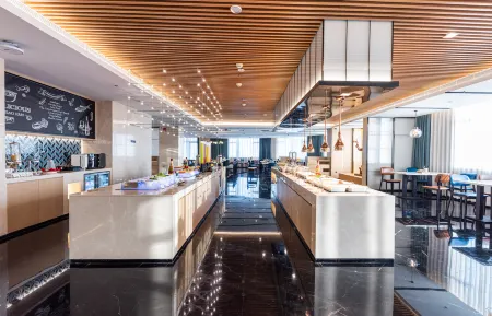 Fairfield Wuhan Jiangxia Отели рядом с достопримечательностью «Wuhan Donghu University»