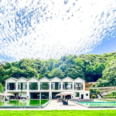 HOTEL IN THE CLOUDS