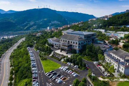 Guangyuan Empress Hot Spring Hotel Отели рядом с достопримечательностью «Jialing River»