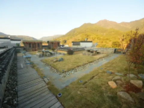 Jinyuetang Boutique Guesthouse Hotels near Jiangling Scenic Area