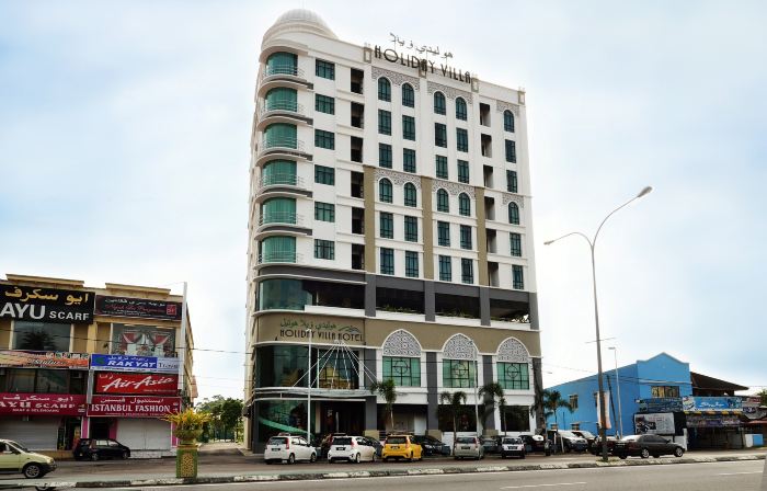 Holiday Villa Hotel & Suites