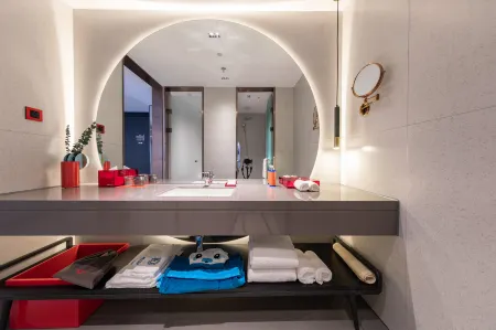 Jiugetangli Hotel(Jinan Daming Lake Quancheng Square Store) Отели рядом с достопримечательностью «Qilu University of Technology East Campus»