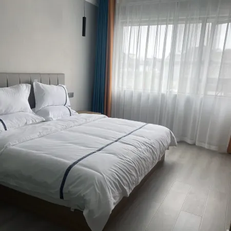 Longchang Baiyun Hotel